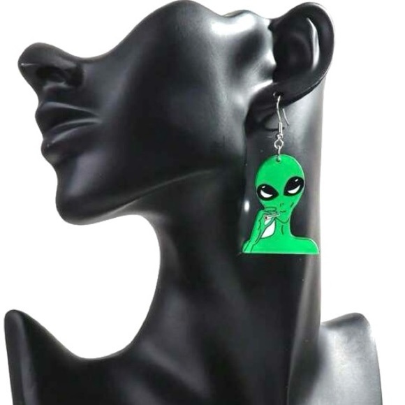 Green Alien Smoking Earrings – Funny Weirdcore Space Halloween Jewelry - Picture 8 of 11